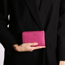 Carica l'immagine nel visualizzatore di Gallery, TOSCA BLU Portafoglio medio Daily Wallets Fuxia