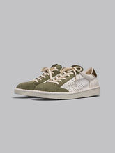 Carica l&#39;immagine nel visualizzatore di Gallery, SCARPA ALLACCIATA P01 UOMO IN SUEDE SCREPOLATO EFFETTO MATT AVORIO-MILITARE
