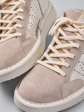 Carica l&#39;immagine nel visualizzatore di Gallery, SCARPA ALLACCIATA P01 UOMO IN SUEDE SCREPOLATO EFFETTO MATT AVORIO-NEBBIA
